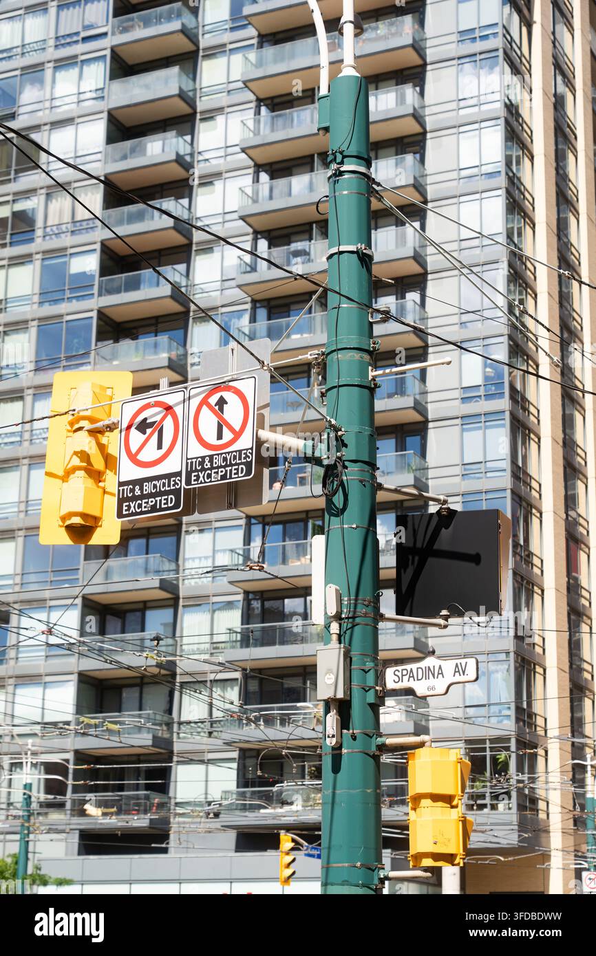 Toronto, Kanada - 20. Juni 2026: Urbane Straßenschilder und Ampeln in der Innenstadt an der Spadina Avenue Stockfoto