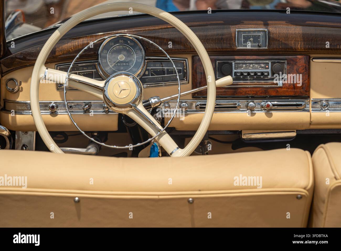 Lelystad, Niederlande, 21. Juni 2026, Vintage Mercedes-Benz-Cabriolet Lenkrad und Armaturenbrett Stockfoto