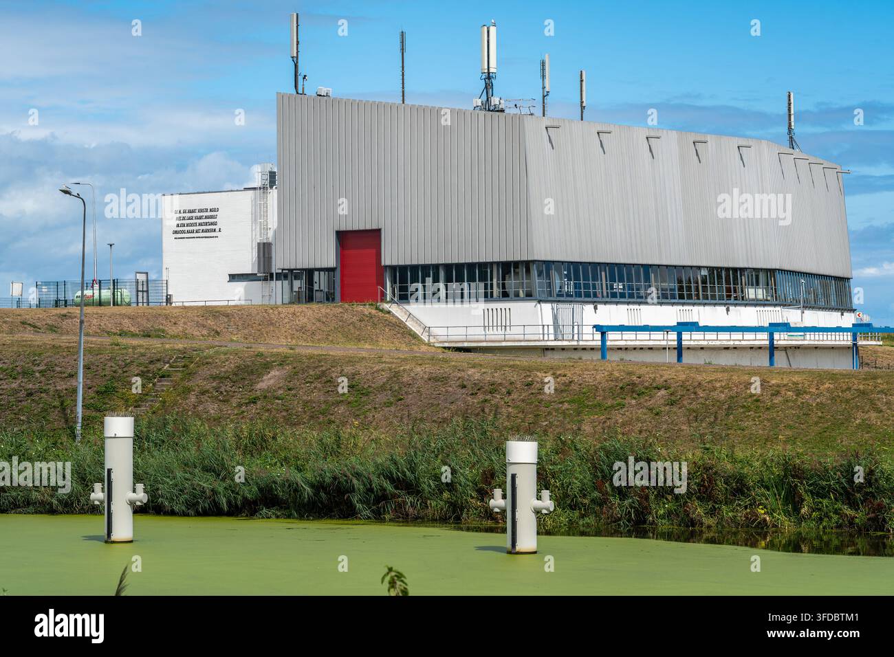 Almere, Niederlande, 23. August 2026, Pumpstation De Blocq van Kuffeler, niederländische Wasserinfrastruktur Stockfoto