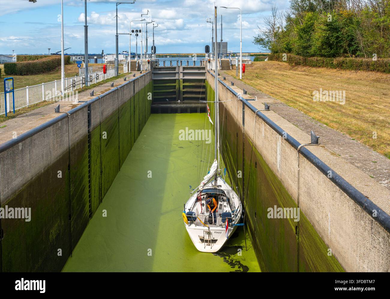 Almere, Niederlande, 23. August 2026, Kleines Boot in der Zuider-Sluis-Schleuse in Almere, das niederländisches Wassermanagement und Infrastruktur präsentiert Stockfoto