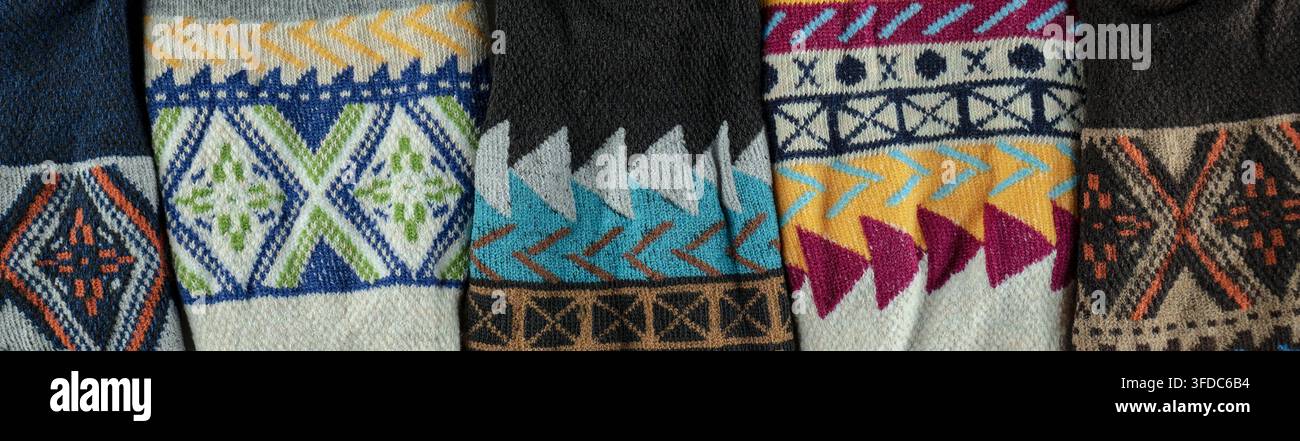 Gestrickter Wollstoff mit einer Vielzahl von lebhaften geometrischen und ethnischen Mustern Stockfoto