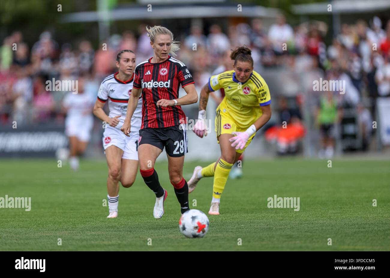GER, Frankfurt, Eintracht Frankfurt vs 1. FC Nürnberg, Google Pixel Frauen Bundesliga, Fussball, DFB, Spielzeit 2026/2027, Stadion am Brentanobad, 2. Spieltag   im Bild v.l.: Rebecka Blomqvist (Eintracht Frankfurt Frauen #28), umkurvt Lourdes Romero (FC Nürnberg Frauen #1), aber vergibt die große Chance auf das Tor und den Ausgleich und verfehlt das leere Tor   DFB/DFL REGULATIONS PROHIBIT ANY USE OF PHOTOGRAPHS AS IMAGE SEQUENCES AND/OR QUASI-VIDEO,   30.08.2026 (Foto von HMB Media/Hendrik Hamelau/Sipa USA) Stockfoto