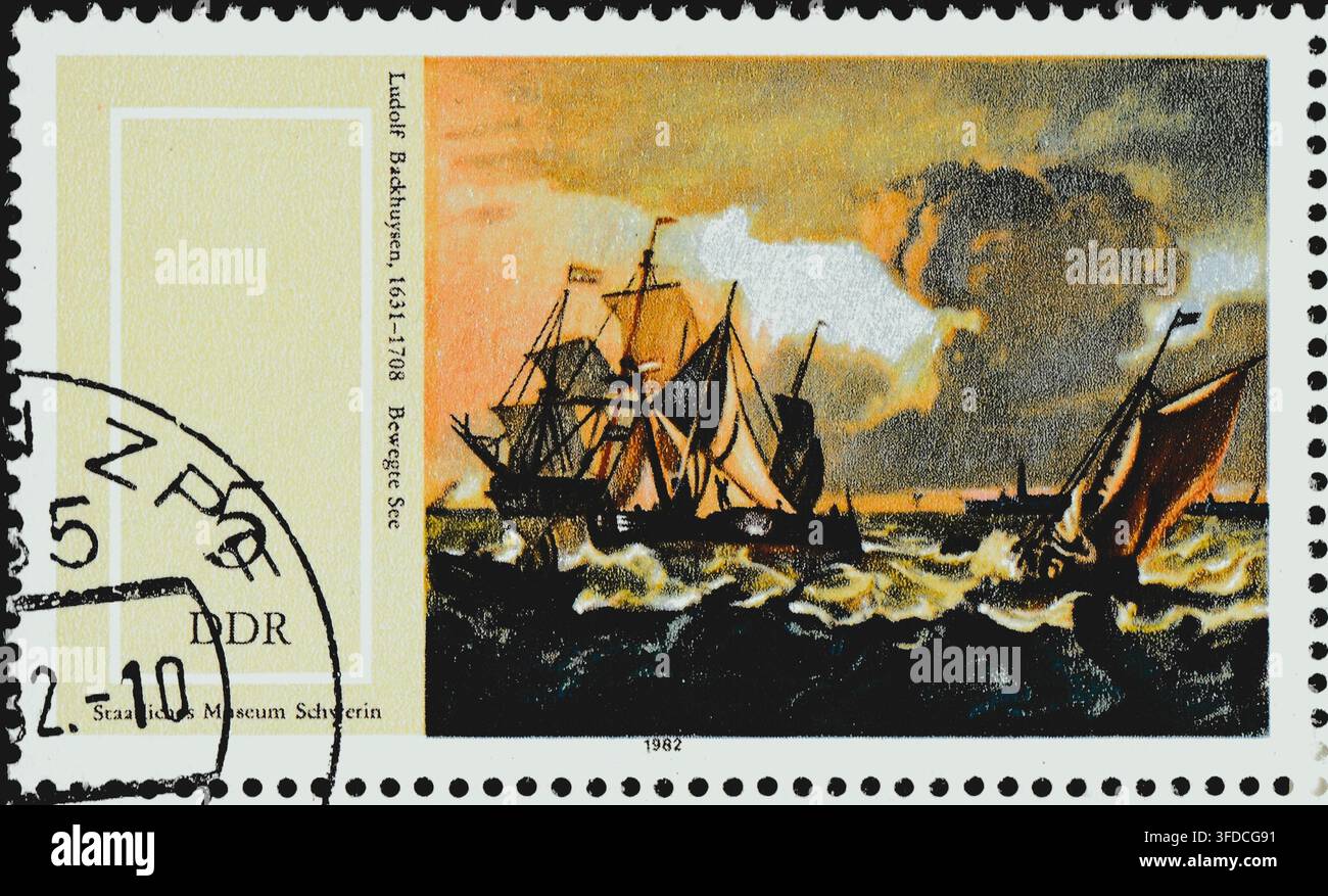 1982 DDR-Briefmarke der DDR mit einem Wert von 5 Pfennig, die ein raues Meeresgemälde des niederländischen Meisters des Goldenen Zeitalters Ludolf Bakhuizen zeigt Stockfoto