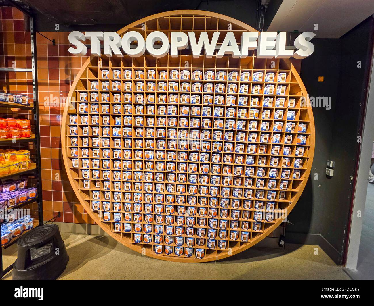 Rundes Display mit Schachteln typischer traditioneller niederländischer Kekse Stroopwafels Stockfoto