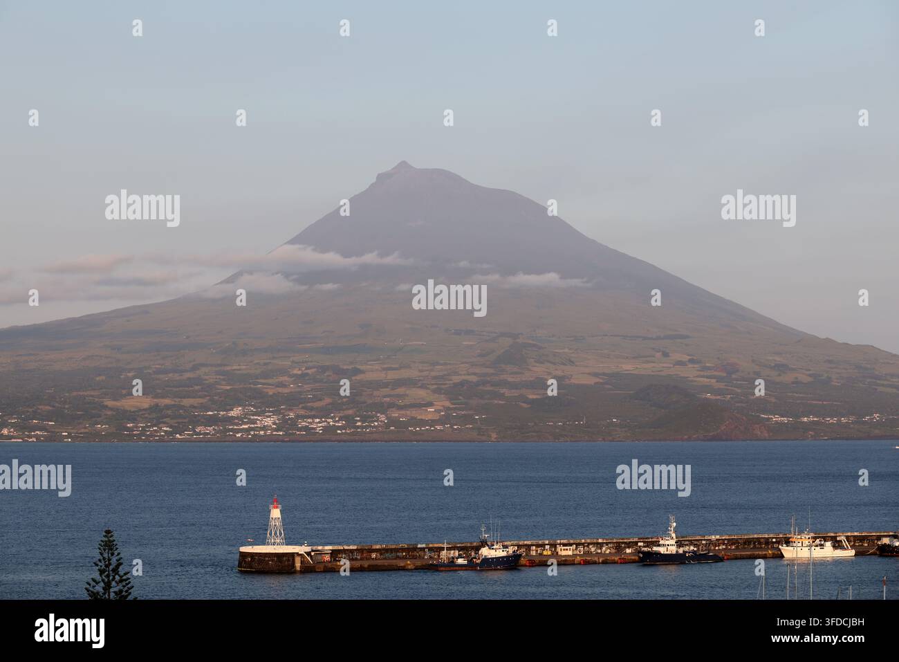 Blick auf den Pico-Vulkan in den Abendstunden, Azoren, Portugal Stockfoto