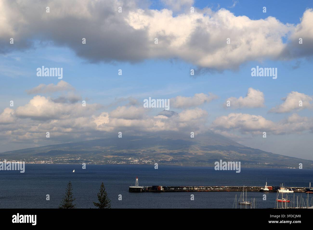 Blick auf den Pico-Vulkan, gesehen von der Stadt Horta auf der Insel Faial, Azoren, Portugal Stockfoto