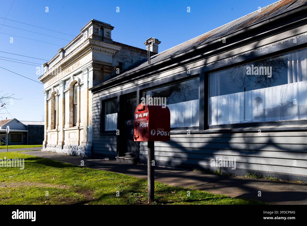 SMEATON, AUSTRALIEN – 29. AUGUST 2026: Historisches ehemaliges Gebäude der Bank of Australasia mit seiner dekorativen Fassade und einem angrenzenden alten hölzernen Postamt Stockfoto