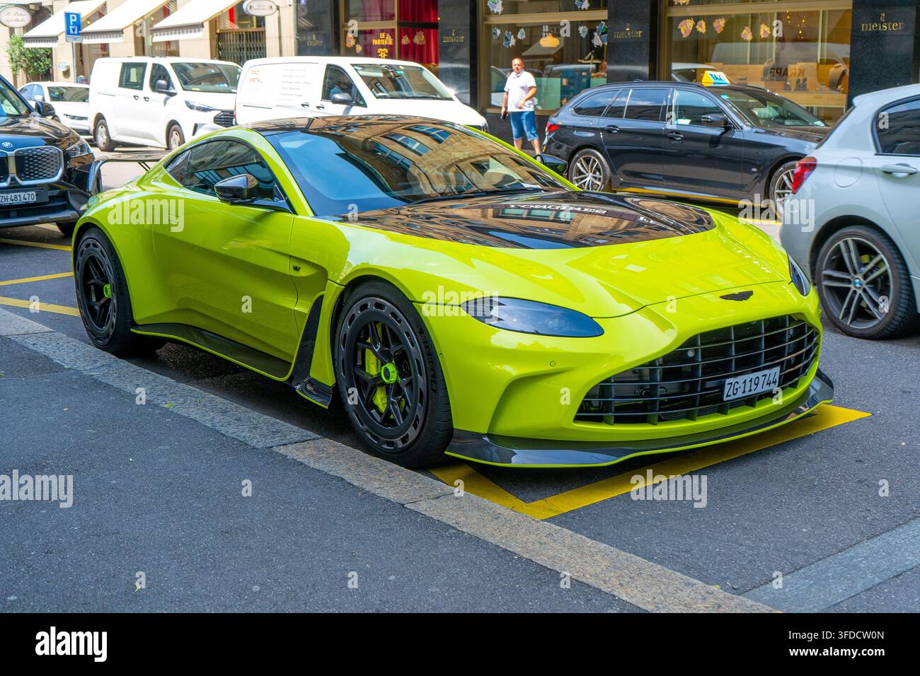 Aston Martin V12 Vantage Sportwagen auf der Straße. Zürich, Schweiz - 23. Juni 2026 Stockfoto