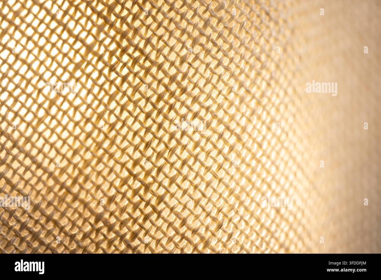 Beiger gewebter Netzstoff in Makro-Nahaufnahme für Texturhintergrund im Handwerksdesign oder als Hintergrund aus natürlichem Material Stockfoto