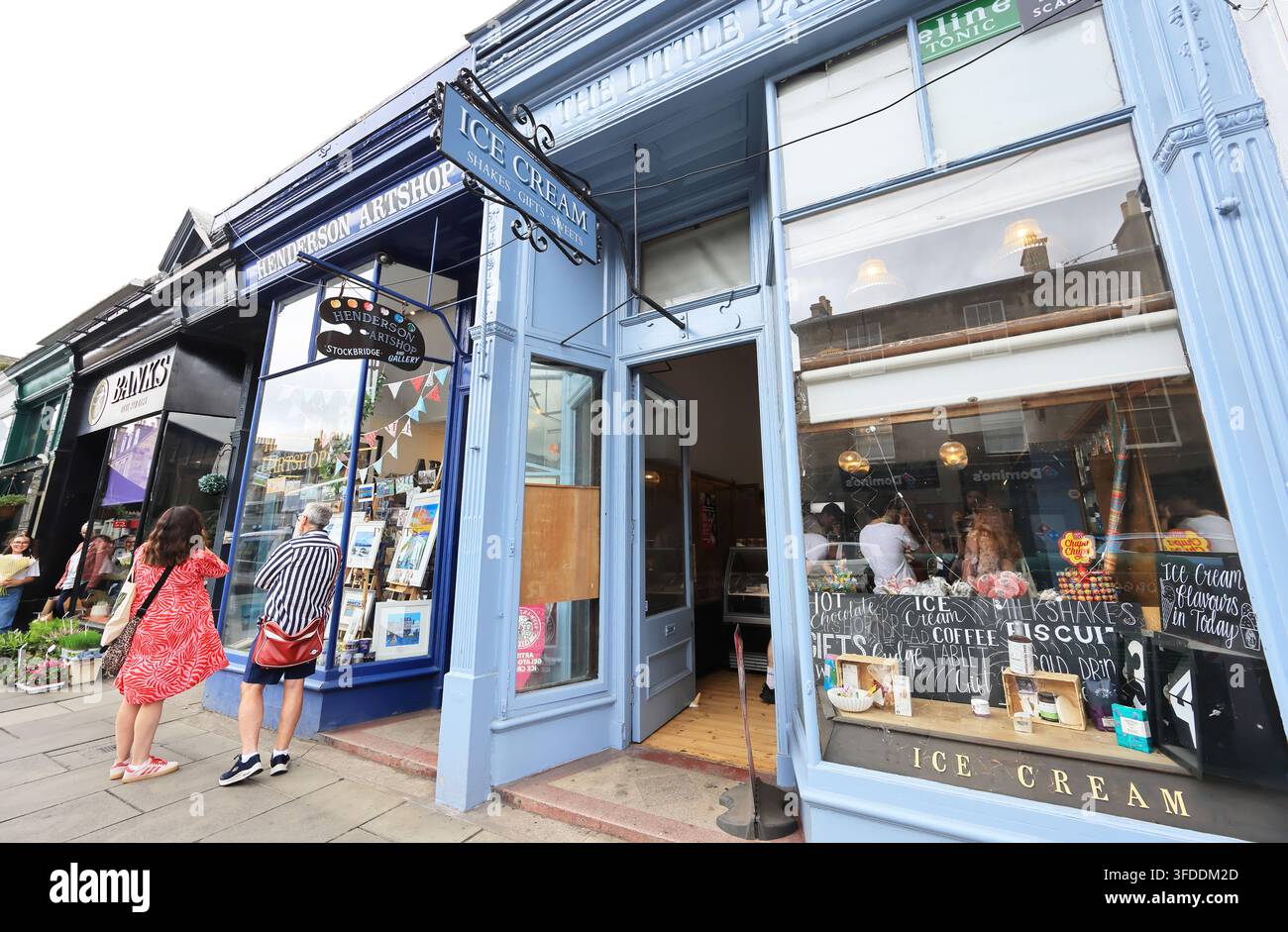 Stockbridge, ein charmantes, dorfähnliches Viertel voller unabhängiger Geschäfte, Cafés und Pubs, 10 Gehminuten nördlich des Stadtzentrums von Edinburgh. Stockfoto