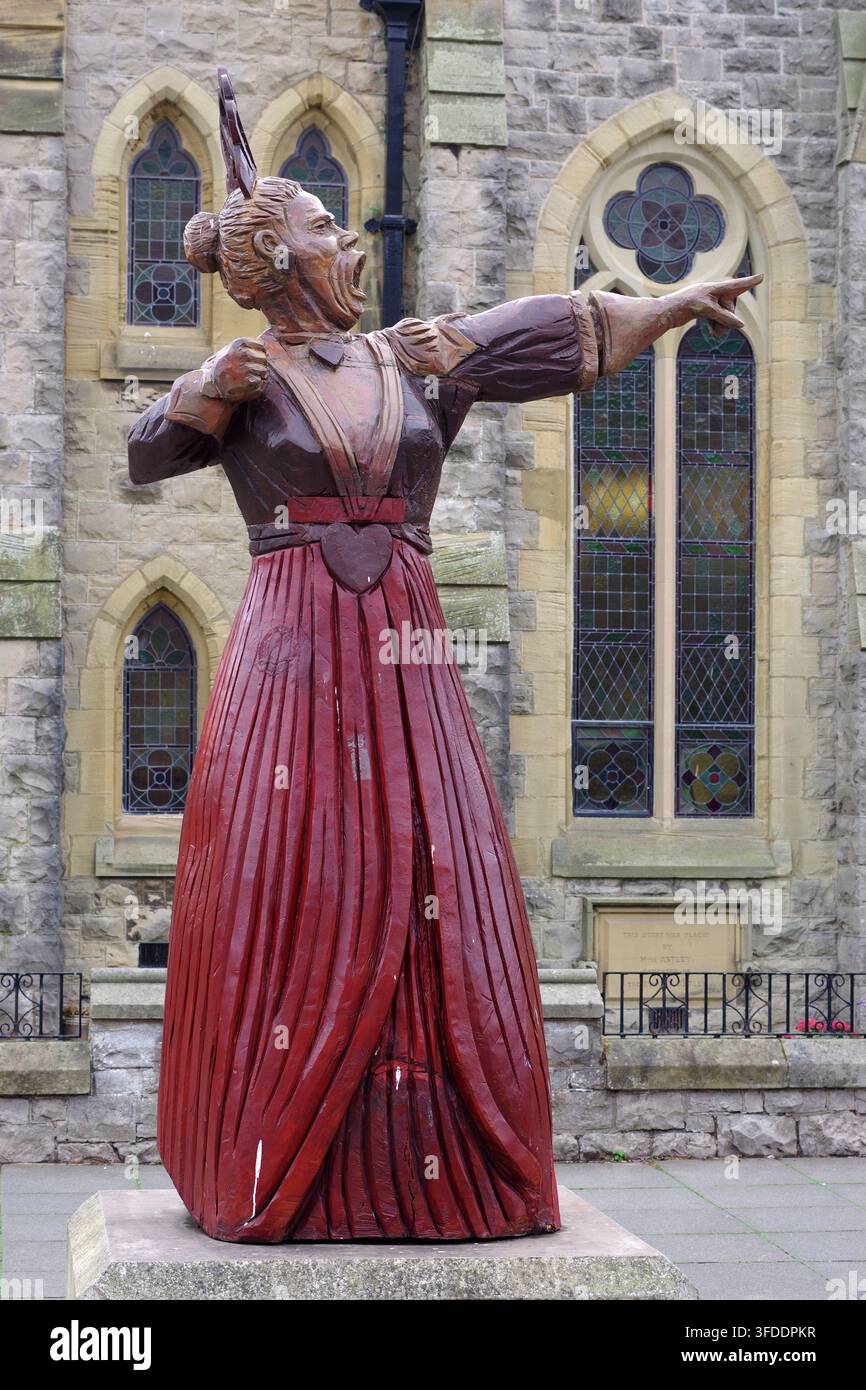 Die Königin der Herzen ist eine 3 Meter hohe Holzstatue in der Gloddaeth Street, Llandudno, Wales. Sie ist ein Hauptmerkmal der selbstgeführten Stadtrundfahrt der Stadt Stockfoto
