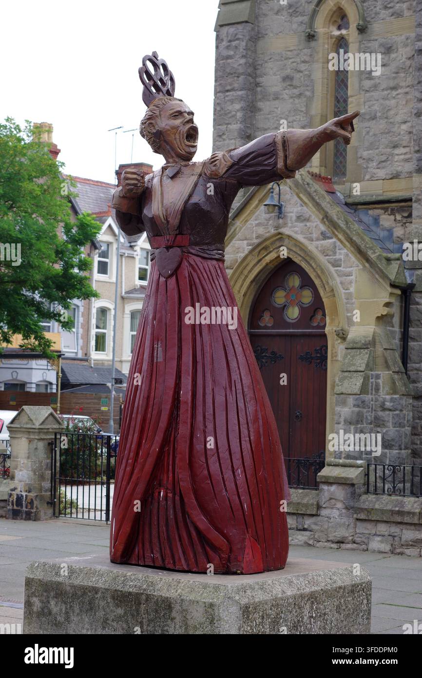 Die Königin der Herzen ist eine 3 Meter hohe Holzstatue in der Gloddaeth Street, Llandudno, Wales. Sie ist ein Hauptmerkmal der selbstgeführten Stadtrundfahrt der Stadt Stockfoto