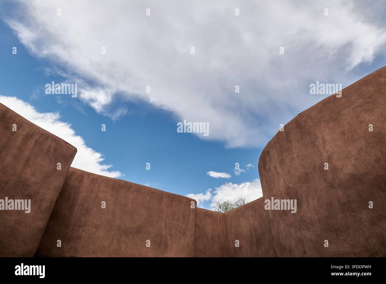 Gekrümmte Lehm- oder Erdwände Stockfoto