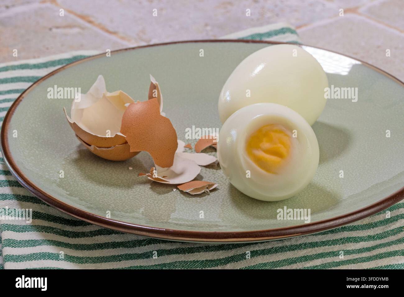 Geschälte hartgekochte Eier zum Verzehr bereit Stockfoto