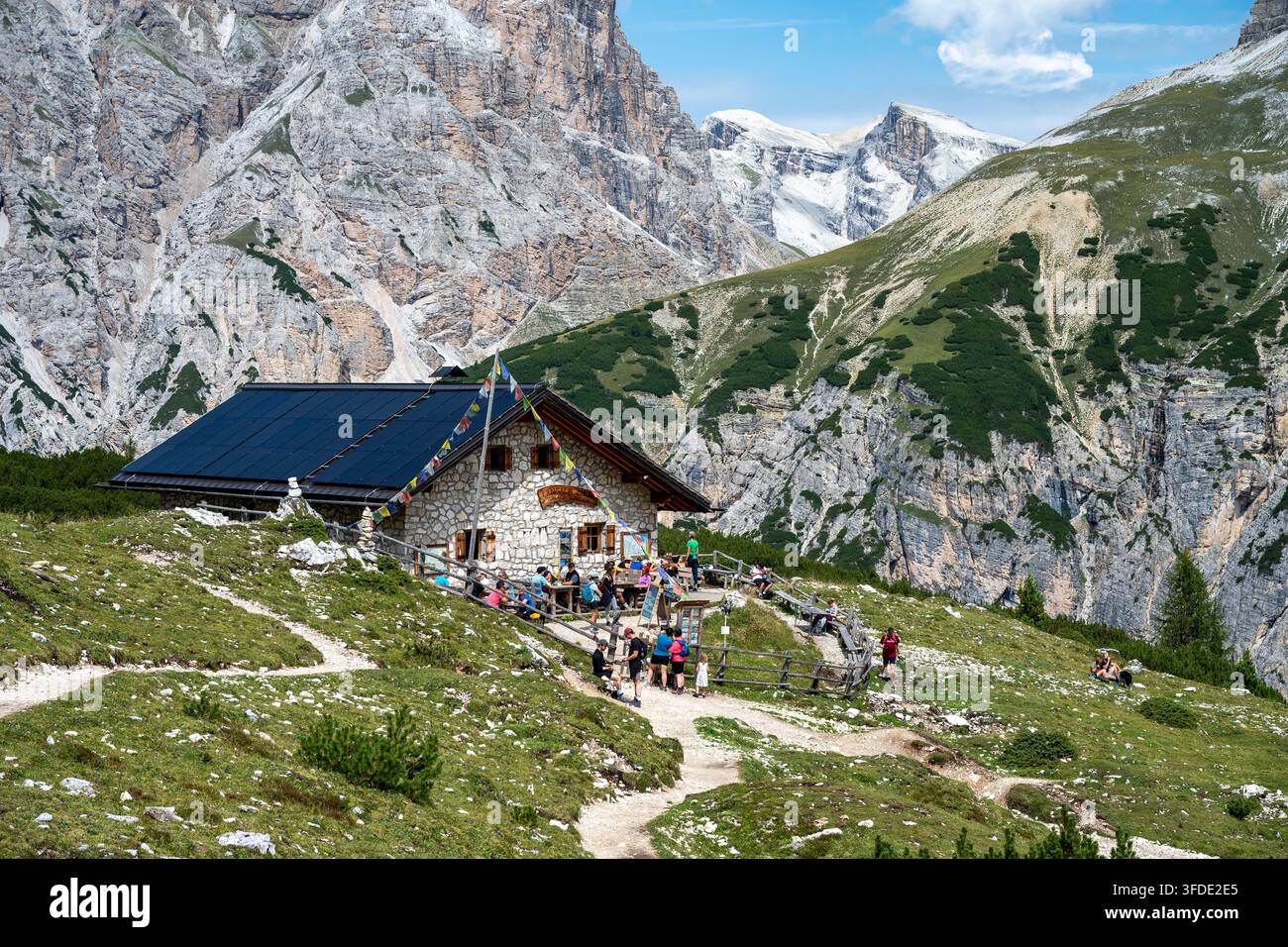 Malga Langalm - eine Almhütte in den Dolomiten in einer Höhe von 2.283 m über dem Meeresspiegel am Fuße der berühmten Drei Zinnen von Lavaredo Stockfoto