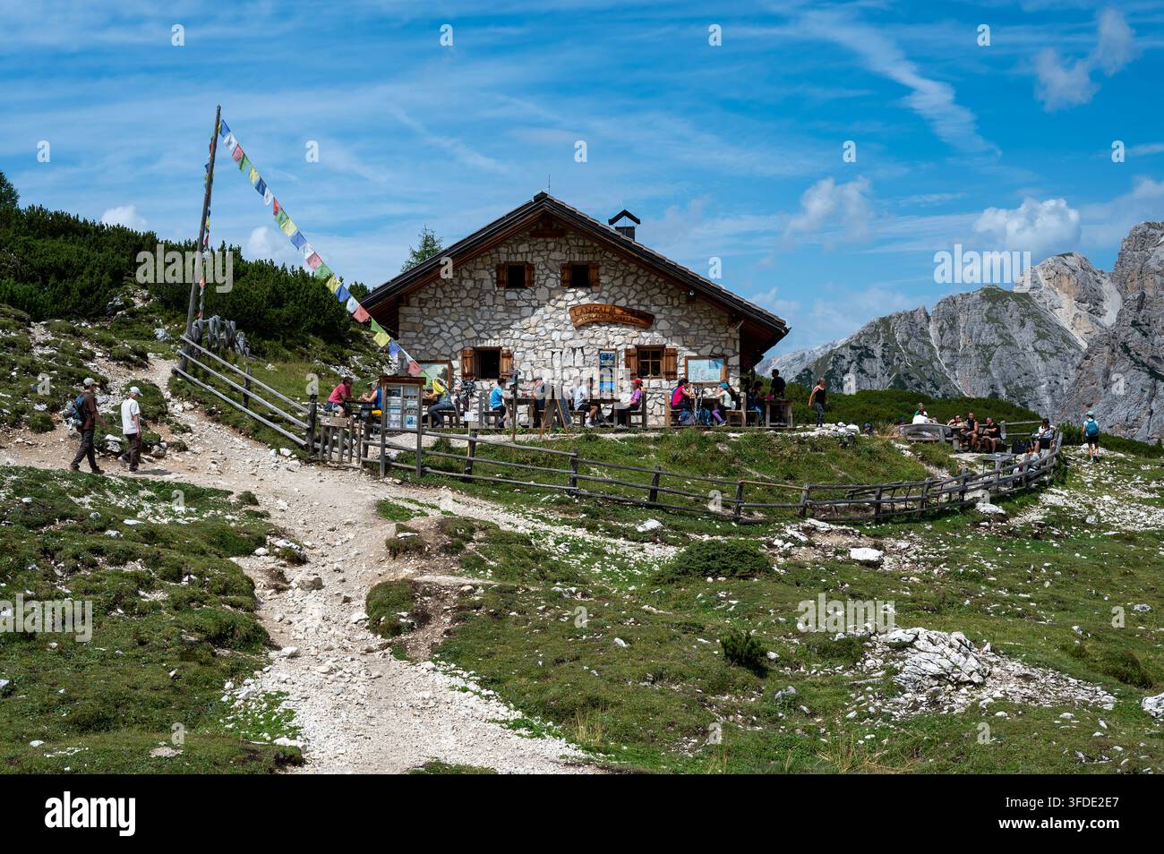 Malga Langalm - eine Almhütte in den Dolomiten in einer Höhe von 2.283 m über dem Meeresspiegel am Fuße der berühmten Drei Zinnen von Lavaredo Stockfoto