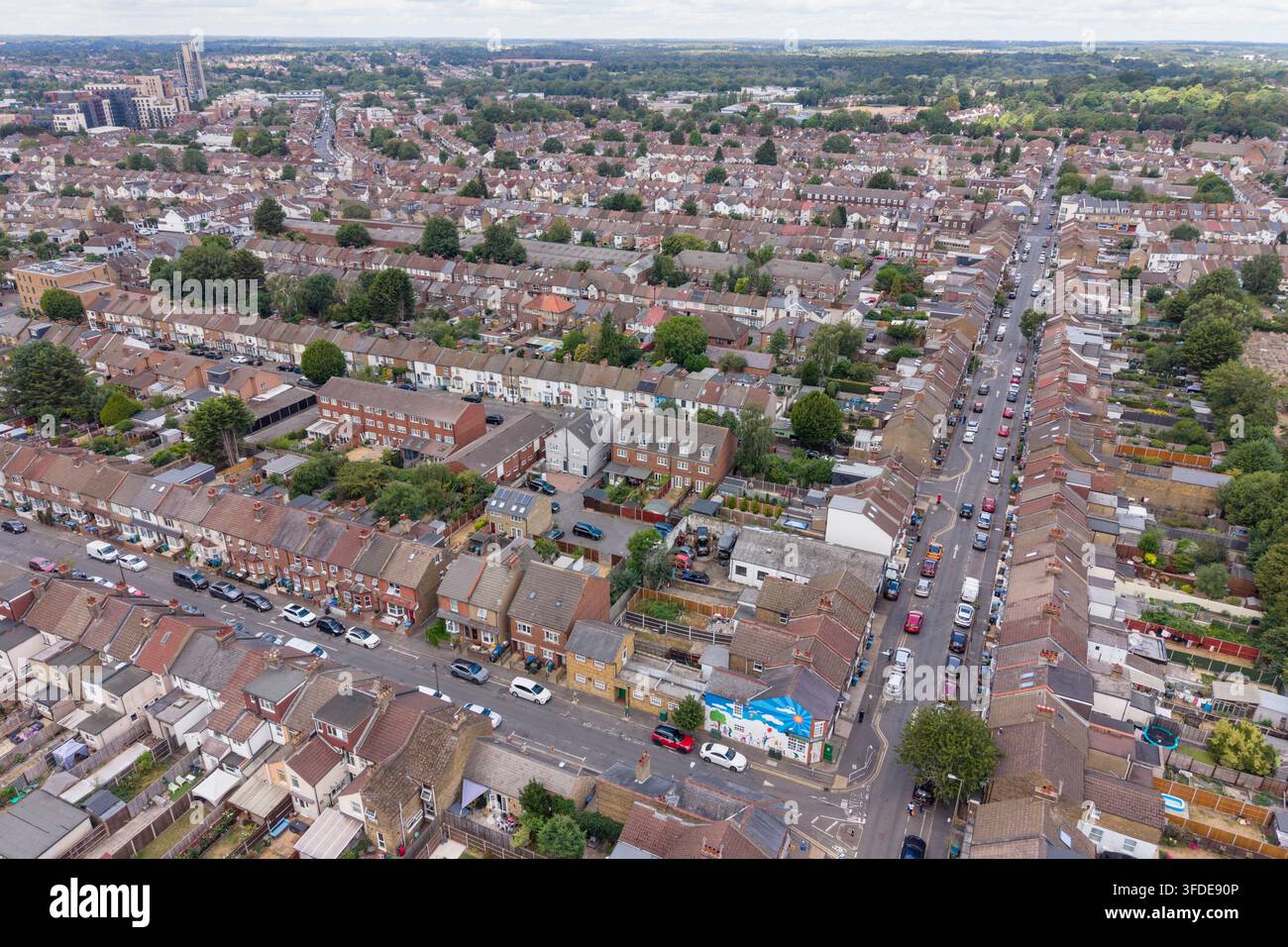 Luftaufnahme eines Wohngebiets von Watford (WD18), an der Kreuzung von Harwoods Road und Holywell Road, Watford, UK. Stockfoto