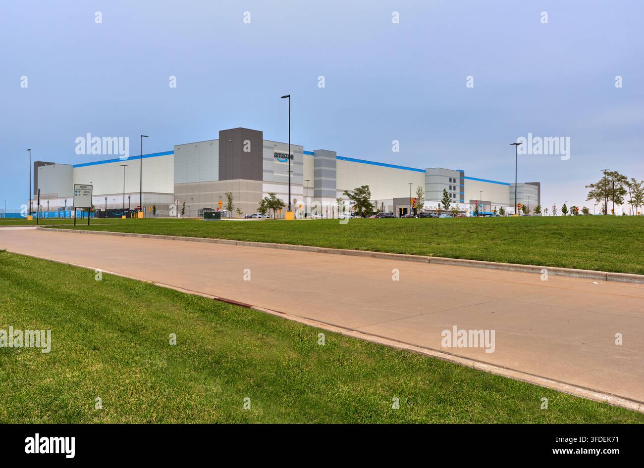 Ein Amazon-Logistikcenter ist ein zentral gelegenes Logistiklager und fungiert als konzentriertes Apex-Konsumökosystem. Stockfoto