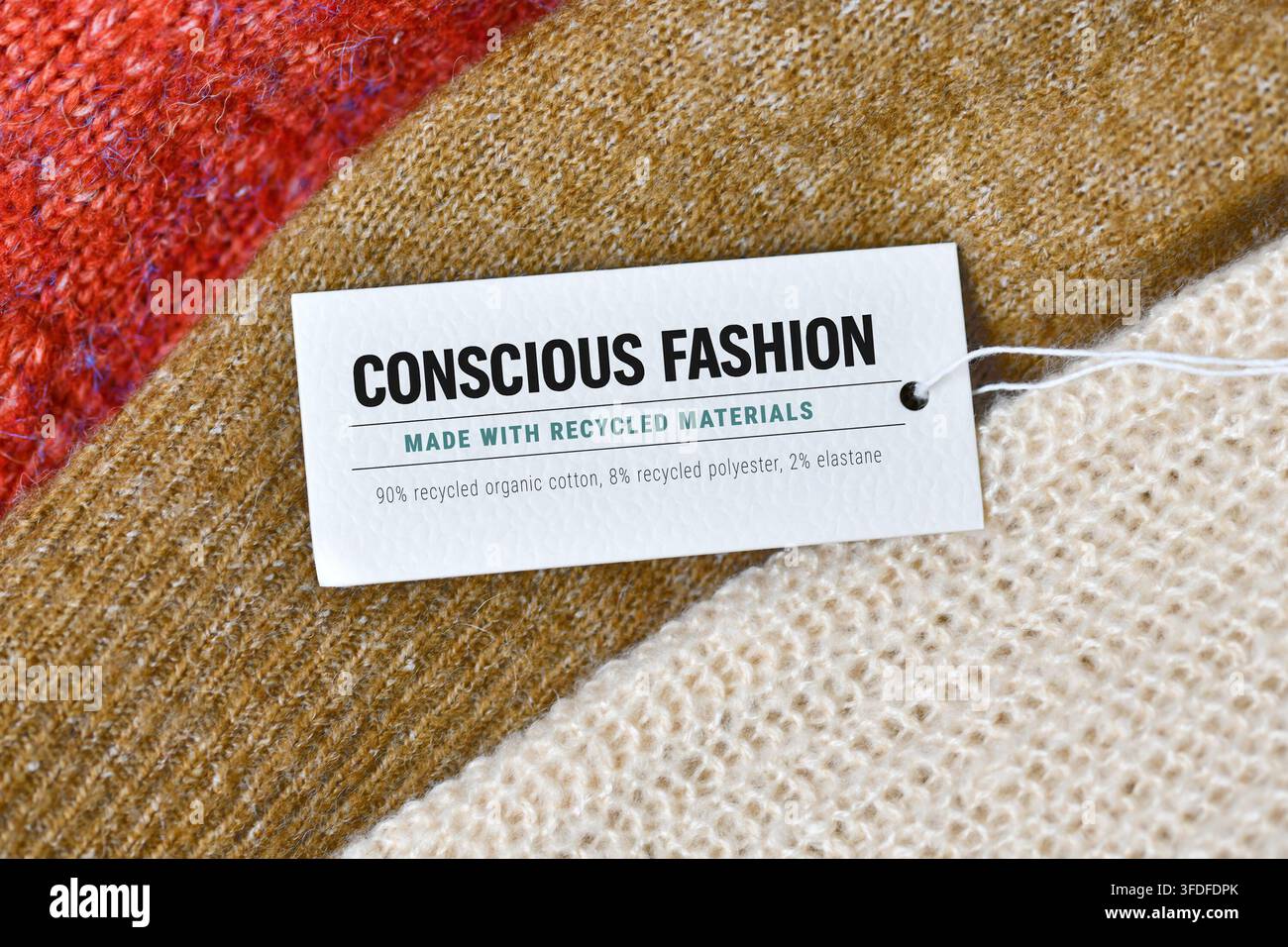 Kleidelabel mit bewusster Mode und aus recycelten Materialien auf verschiedenen Pulloverstoffen hergestellt Stockfoto
