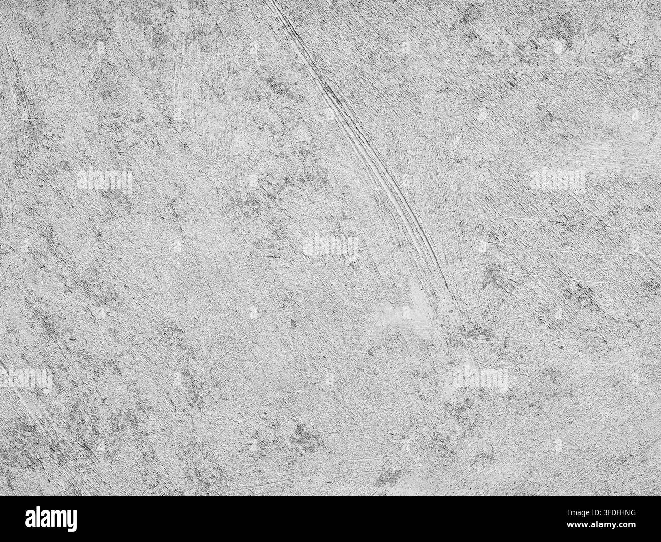 Betonwand in grauer Farbe mit rauen Oberflächendetails und Kratzern. Ideal für Hintergründe, Konzepte von Industrie- und Urban Design Stockfoto