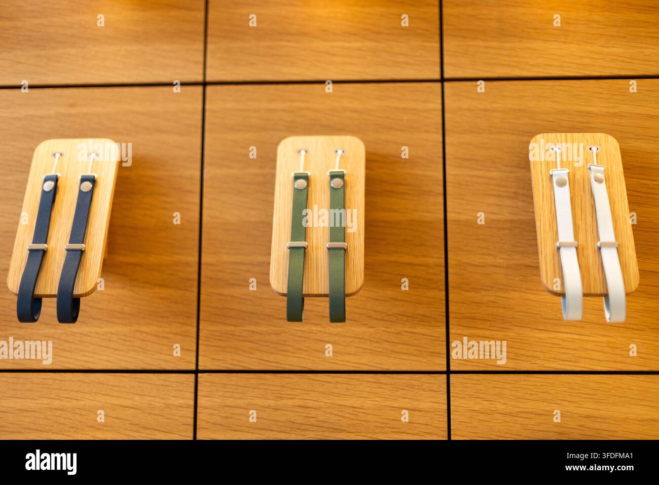 Drei Apple Watch Armband-Paare auf hölzernen Präsentationshaltern Stockfoto