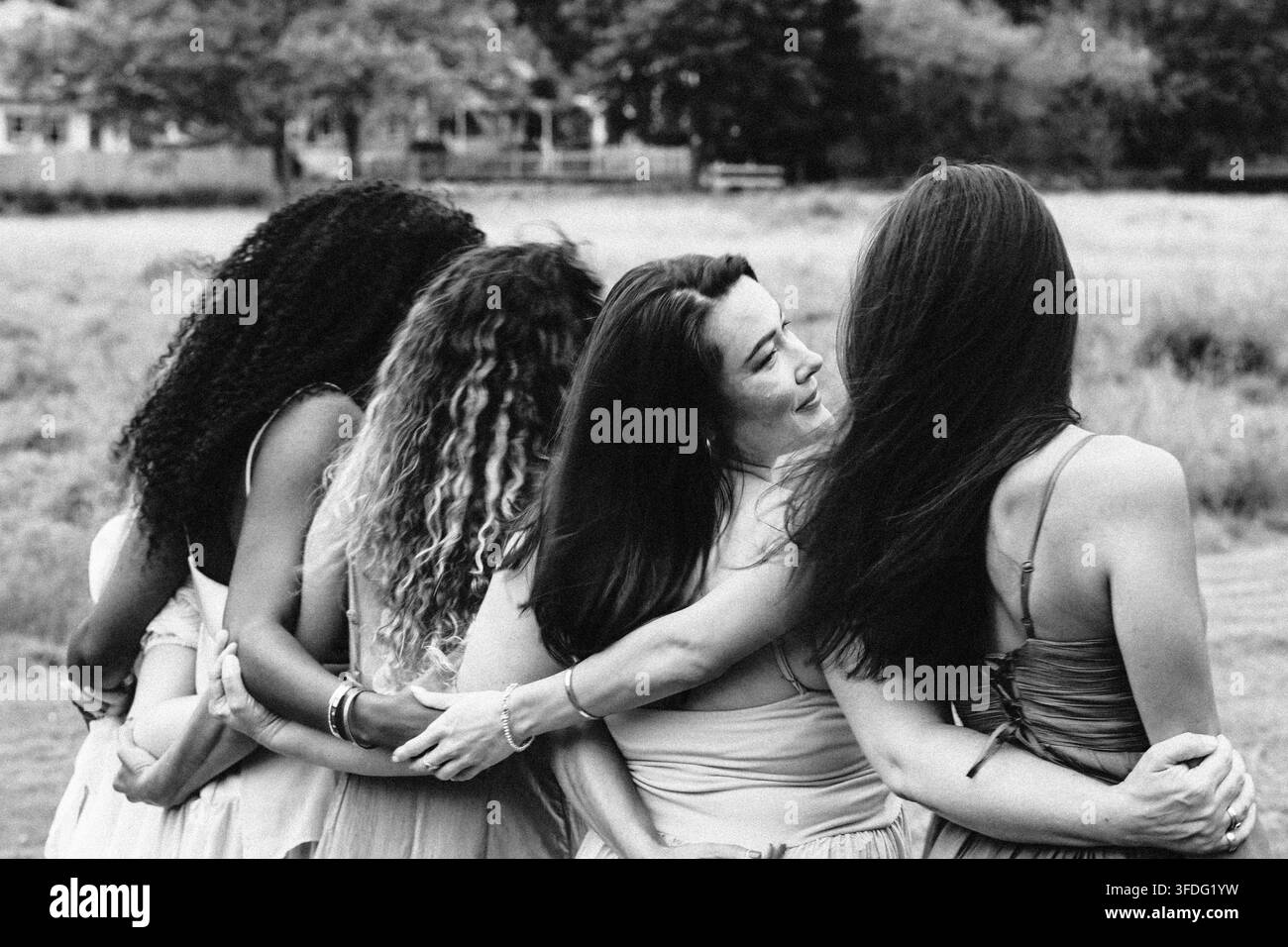 Verschiedene Gruppe von Frauenfreundinnen, die sich umarmen Stockfoto