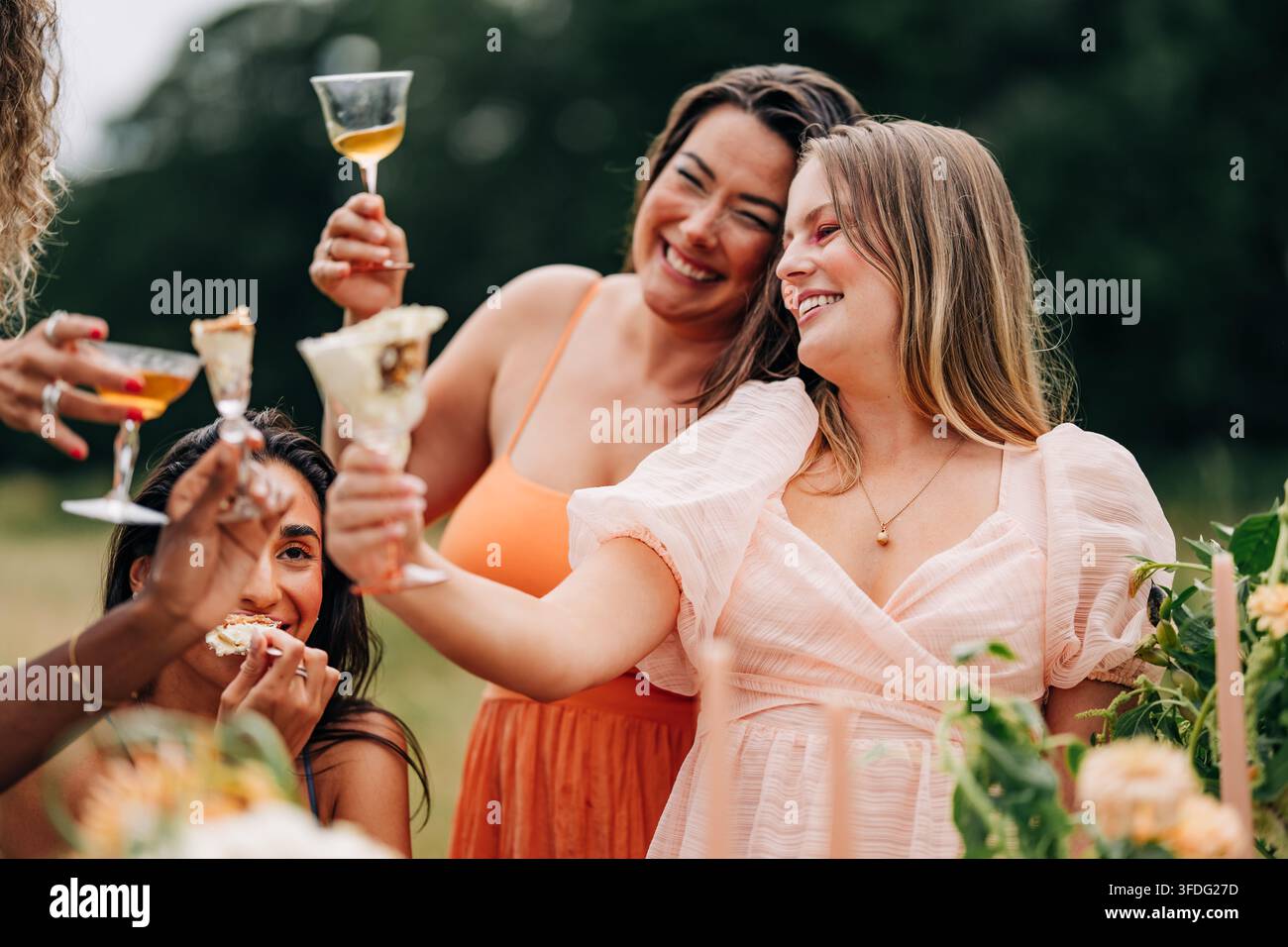 Glückliche Frauen, die gemeinsam auf einer Party im Freien feiern Stockfoto