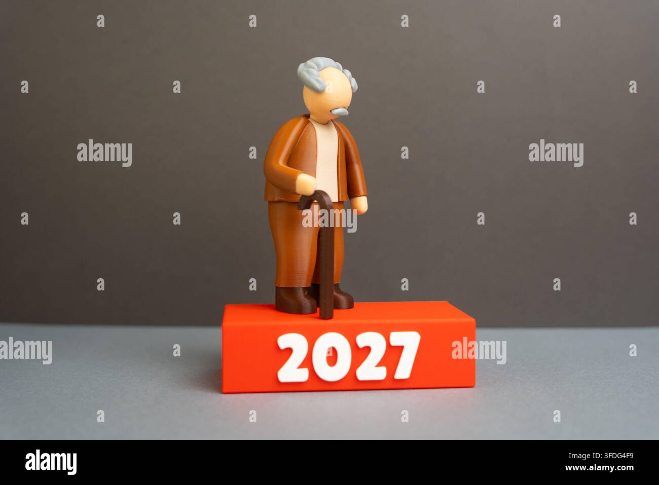 Älterer Mann steht an der Schwelle des Jahres 2027. Neue Änderungen bei Renten und Sozialleistungen. Ruhestandsplanung und aktualisierte staatliche Unterstützung formen t Stockfoto