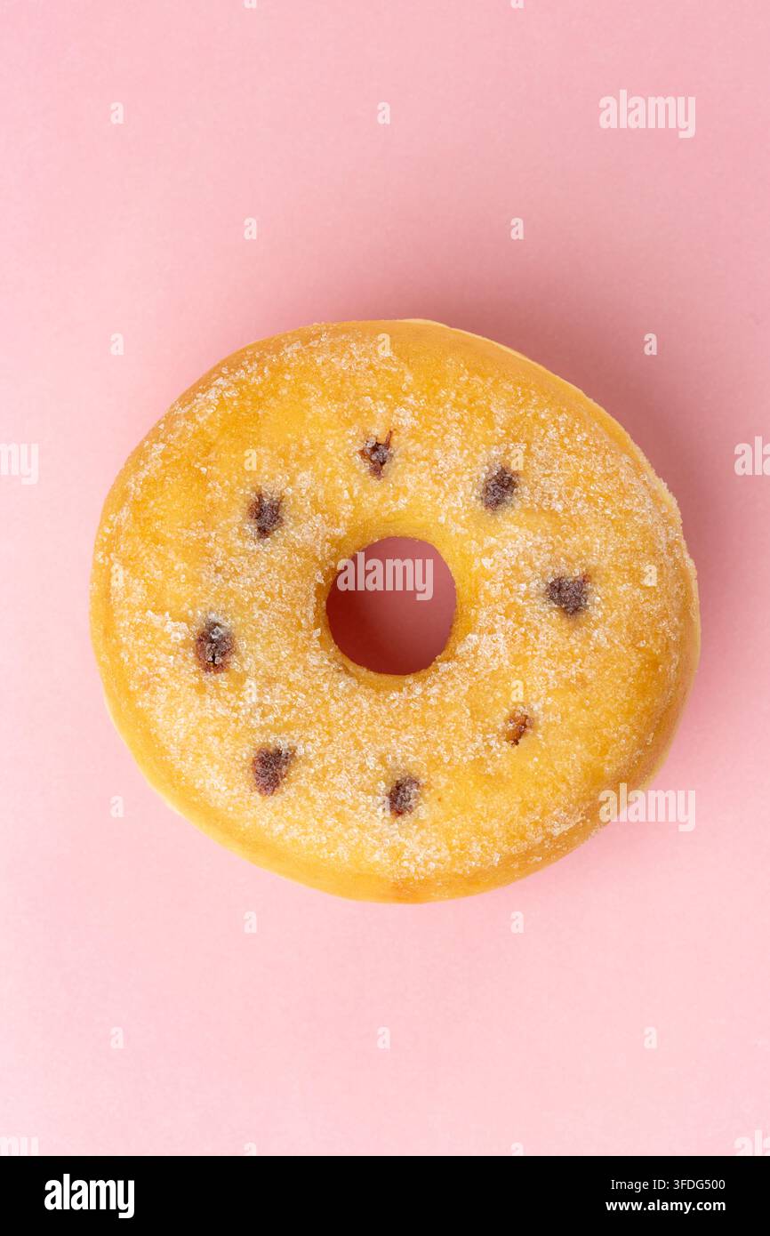 Eine erhöhte Ansicht eines Nutella-Ring-Donuts auf einem rosa Hintergrund Stockfoto