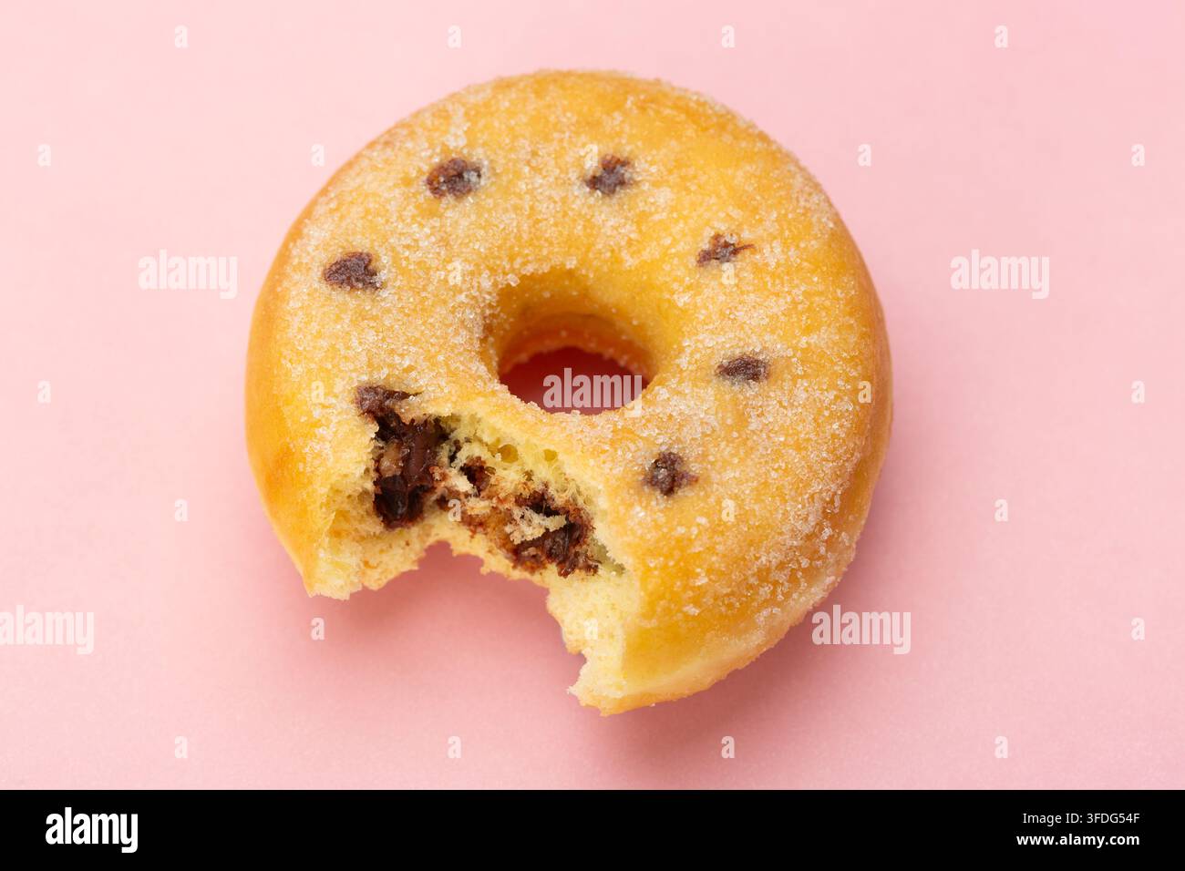 Nahaufnahme eines Nutella-Ringdonuts mit einem Biss darin. Stockfoto