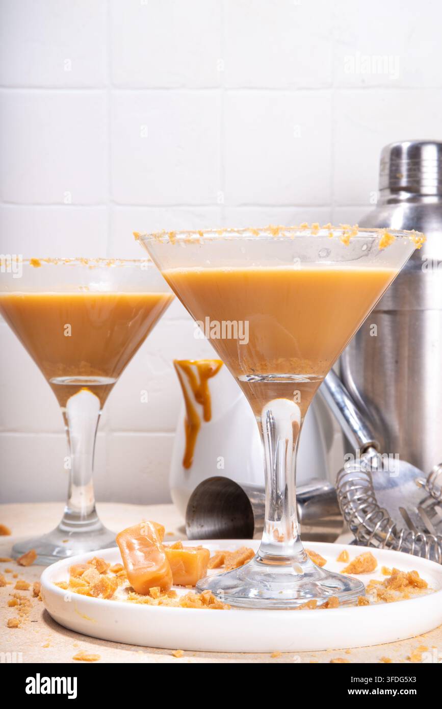 Gesalzener, cremiger Martini-Drink mit Karamell Süßer und salziger Karamellcocktail, mit Toffee-Bonbons, Copy Space Stockfoto