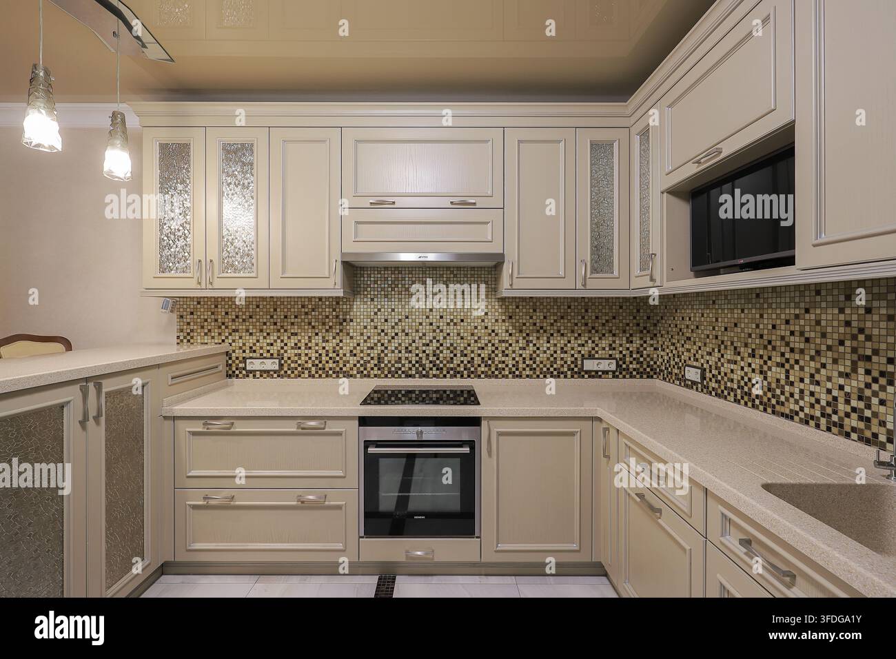 Klassische beige Küchenschränke Mosaikrückwand Stockfoto