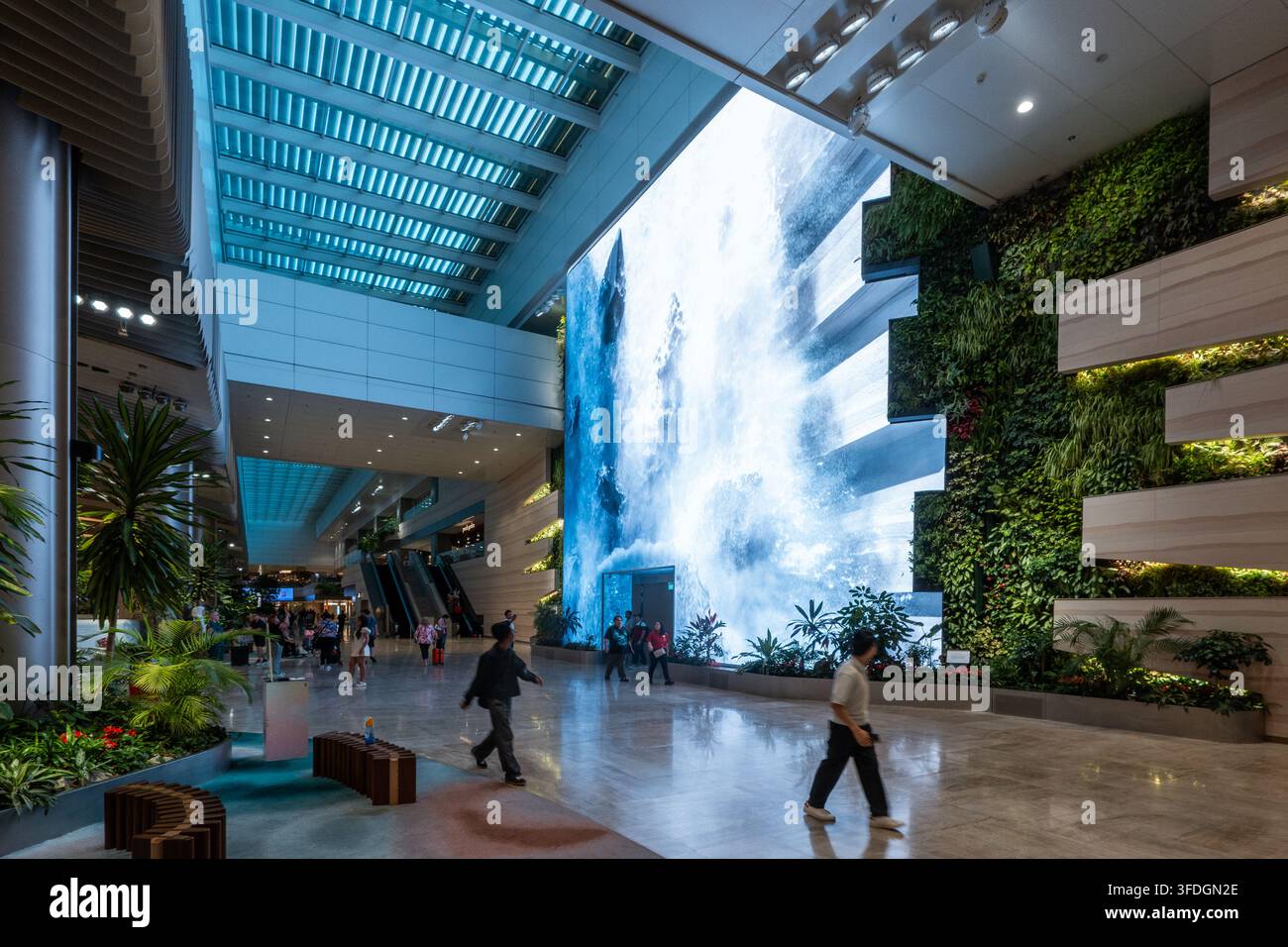Der Wonderfall im Terminal 2 des Changi Flughafens, digitale Kunstinstallation Singapur Stockfoto