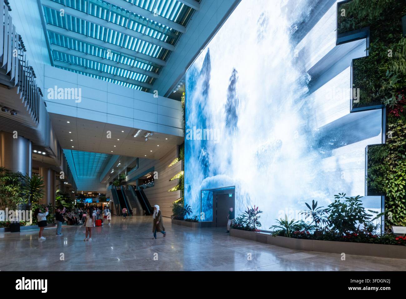 Der Wonderfall im Terminal 2 des Changi Flughafens, digitale Kunstinstallation Singapur Stockfoto