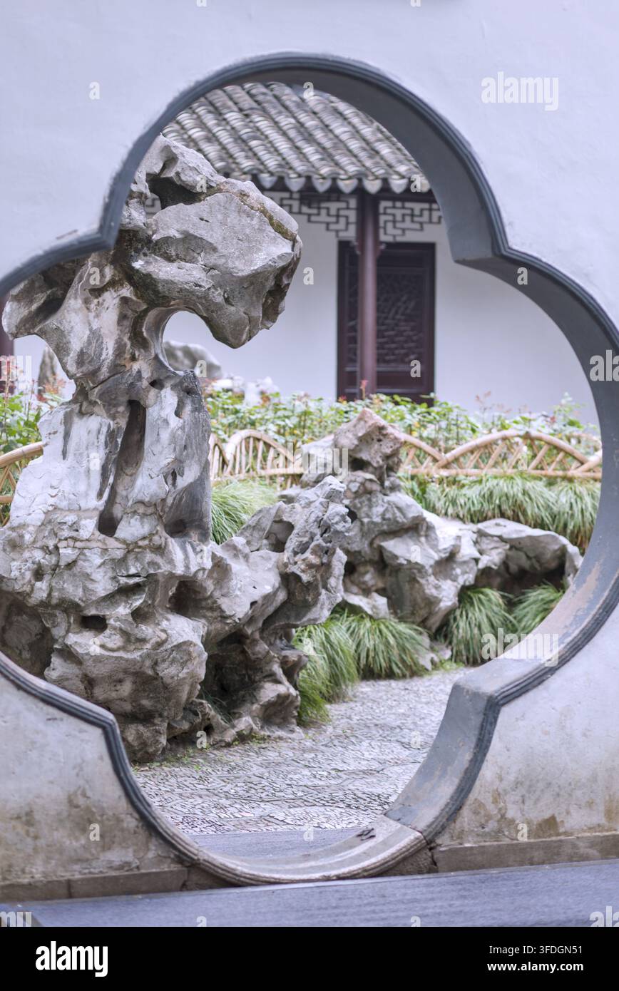 Geometrischer Steinweg mit löwenförmigen Taihu-Felsen im Löwengarten von Suzhou Stockfoto