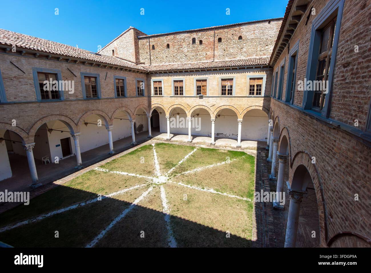 Breitwinkel-Hochaufnahme des Renaissance-Hofes Cortile d'Onore im Palazzo Ducale in Urbania, Pesaro e Urbino, Region Marken, Italien Stockfoto