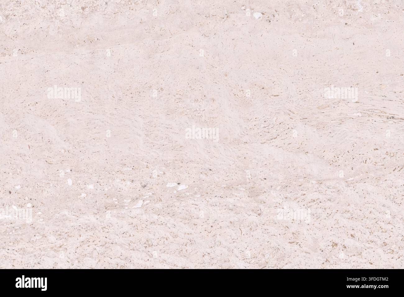 Nahaufnahme-Hintergrundtextur einer hellbeigen Travertin-Kalksteinoberfläche mit natürlichen Poren und subtilen Mineraladern. Ideal für Hintergrunde Stockfoto