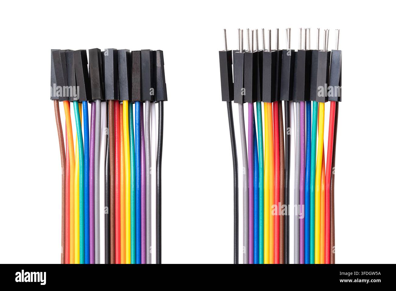 Mehrfarbige Sprungdrähte, Regenbogenbandkabel für Breadboards, isoliert, Nahaufnahme von oben. 20-Wege-Sprungkabel mit Standardkonfigurationstypen. Stockfoto