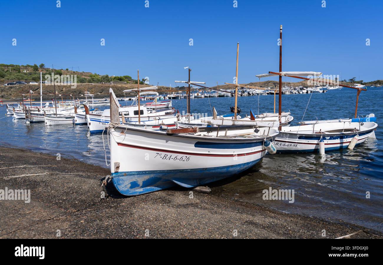 Traditionelle Holzfischerboote, die in den ruhigen Gewässern von Port Lligat an der Costa Brava, Spanien, angelegt sind Stockfoto