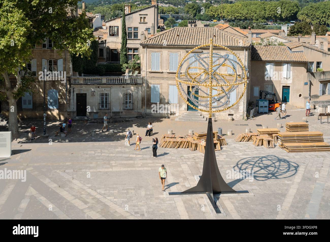 Die Skulptur ‚The Cosmos‘ von Jean Michel Othoniel, ausgestellt auf einem historischen Platz in der Nähe des Palais des Papes in Avignon, Frankreich Stockfoto