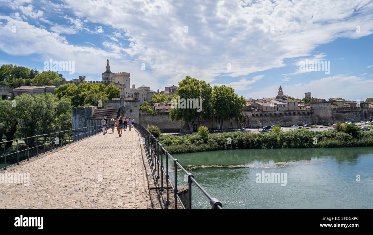 Historische Brücke von Avignon, die die Rhône neben der mittelalterlichen Stadt Avignon, Frankreich, überquert Stockfoto
