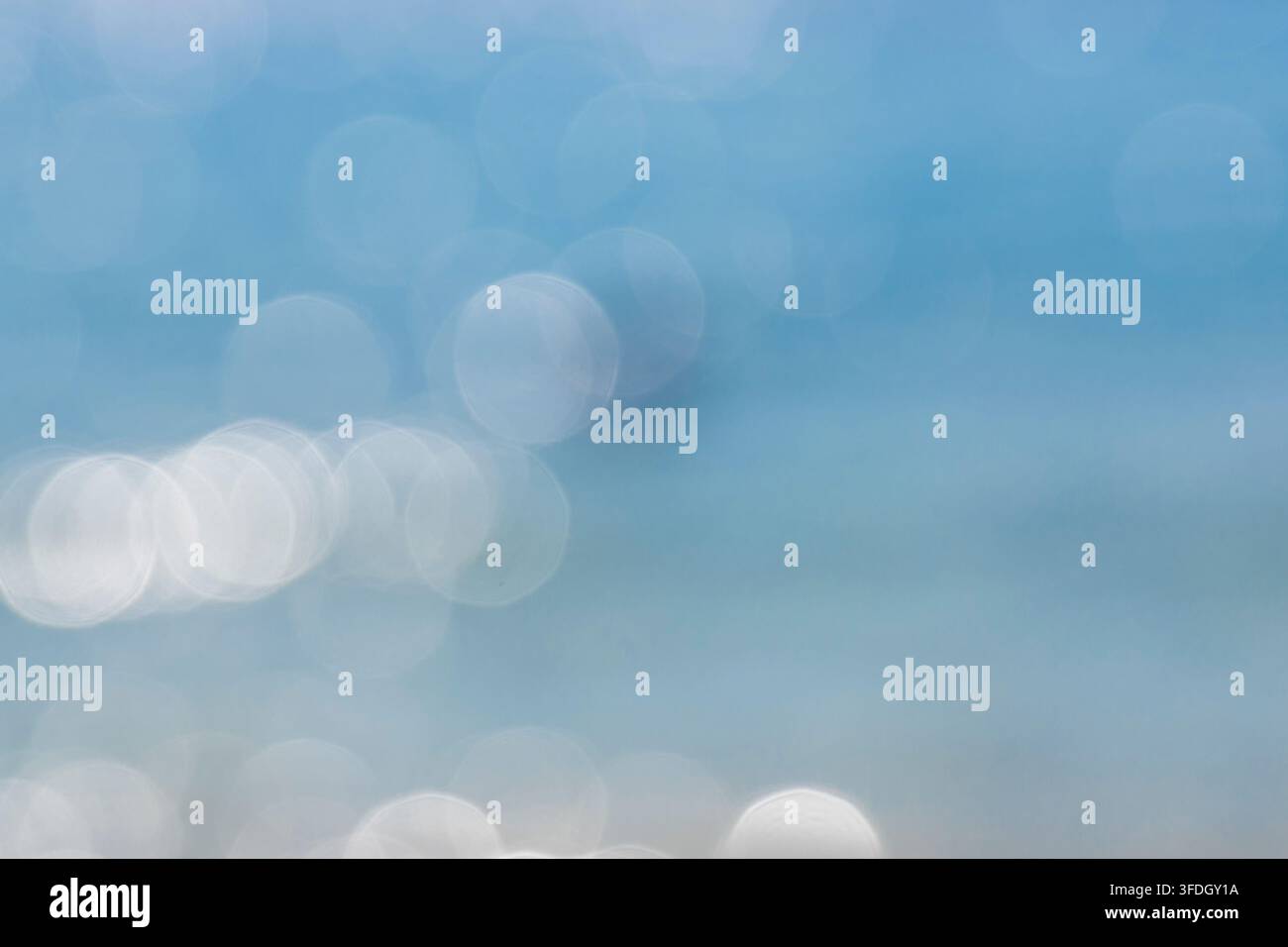 Weicher blauer abstrakter Bokeh-Hintergrund mit sanften Lichtreflexionen Stockfoto