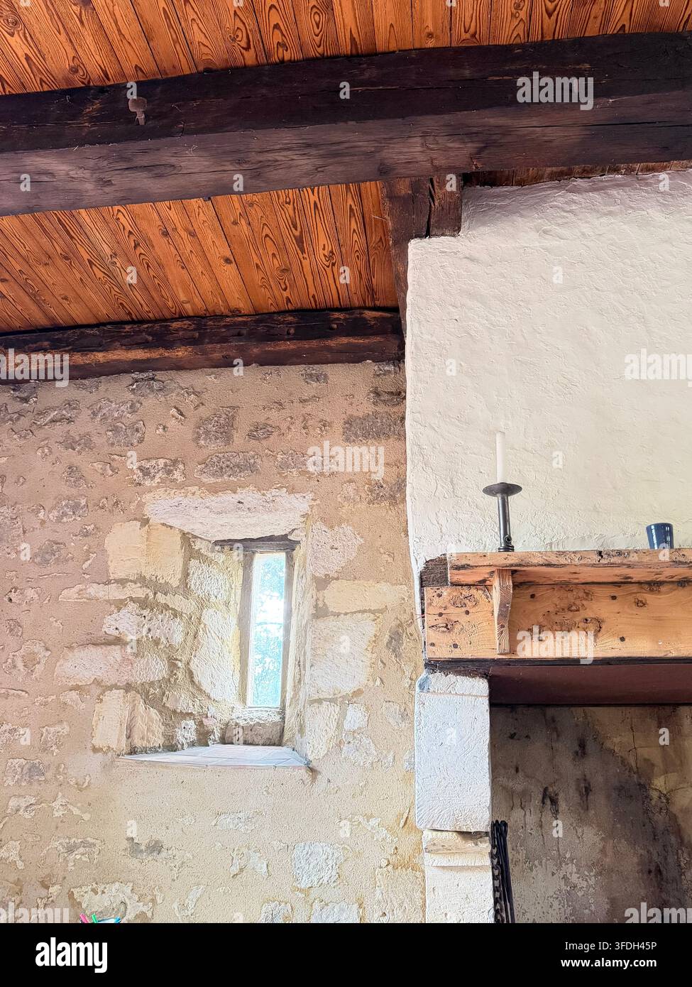 Rustikales französisches Interieur mit Steinwänden, Holzbalken und traditionellem Kamin in Bergerac, Dordogne, Frankreich – 24. August 2024 Stockfoto