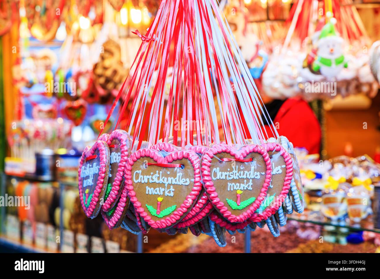 Nürnberg, Deutschland. Blick auf den Weihnachtsmarkt. Lebkuchenherzen auf dem deutschen Weihnachtsmarkt. Lebkuchen – traditioneller Lebkuchen. Stockfoto