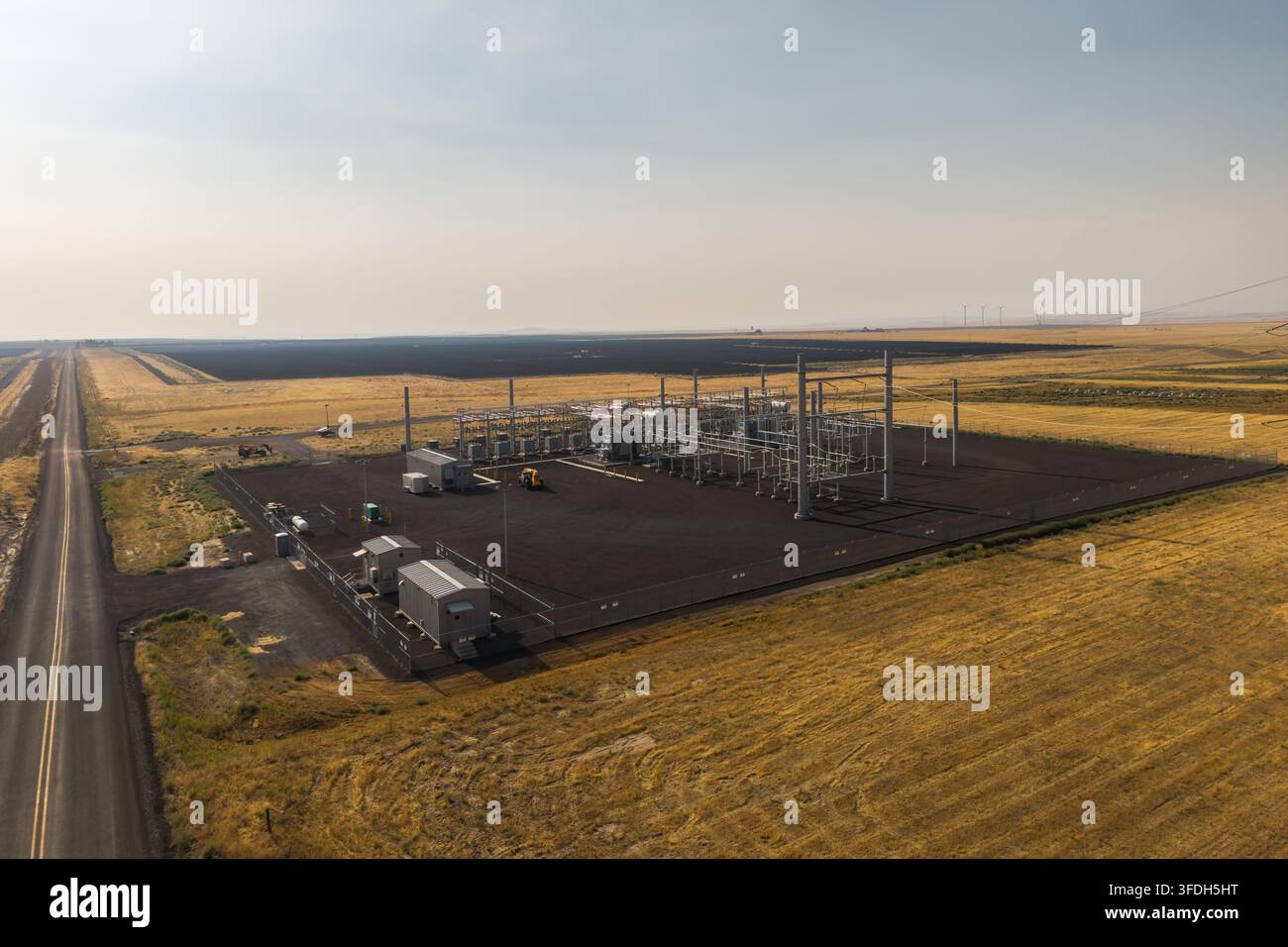 Luftaufnahme der Arlington-Solarfarm mit elektrischer Infrastruktur und Ausrüstung, die sich in einer ländlichen Landschaft nahe einer Straße in Arlington, Oreg, befindet Stockfoto