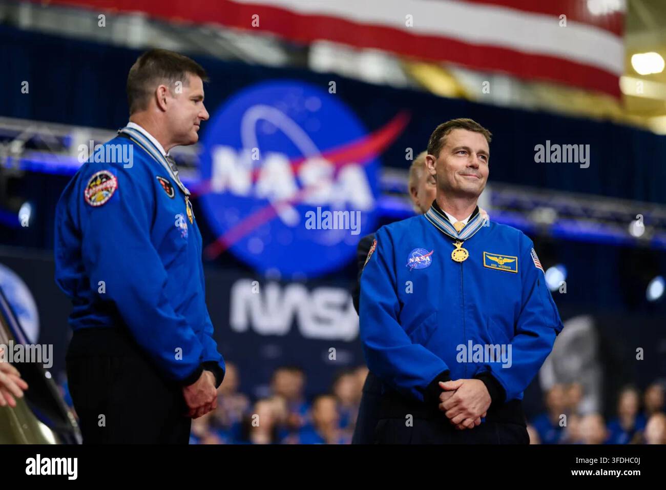 NASA-Astronaut und Artemis-II-Kommandant Reid Wiseman trägt die Kongress-Space-Medaille der Ehre während einer Zeremonie zur Würdigung der Artemis-II-Besatzung im Johnson Space Center der NASA in Houston, Texas, am 28. August 2026. Der Astronaut der Canadian Space Agency Jeremy Hansen steht links. Bild mit freundlicher Genehmigung des Weißen Hauses. Stockfoto