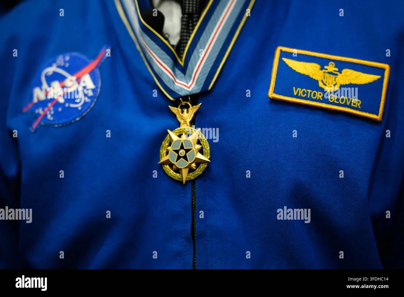 Nahaufnahme der Congressional Space Medal of Honor, die der NASA-Astronaut und Artemis-II-Pilot Victor Glover während einer Zeremonie am Johnson Space Center der NASA in Houston, Texas, am 28. August 2026 trägt. Glovers NASA-Abzeichen und Namenspatch sind auf seiner Flugjacke sichtbar. Bild mit freundlicher Genehmigung des Weißen Hauses. Stockfoto