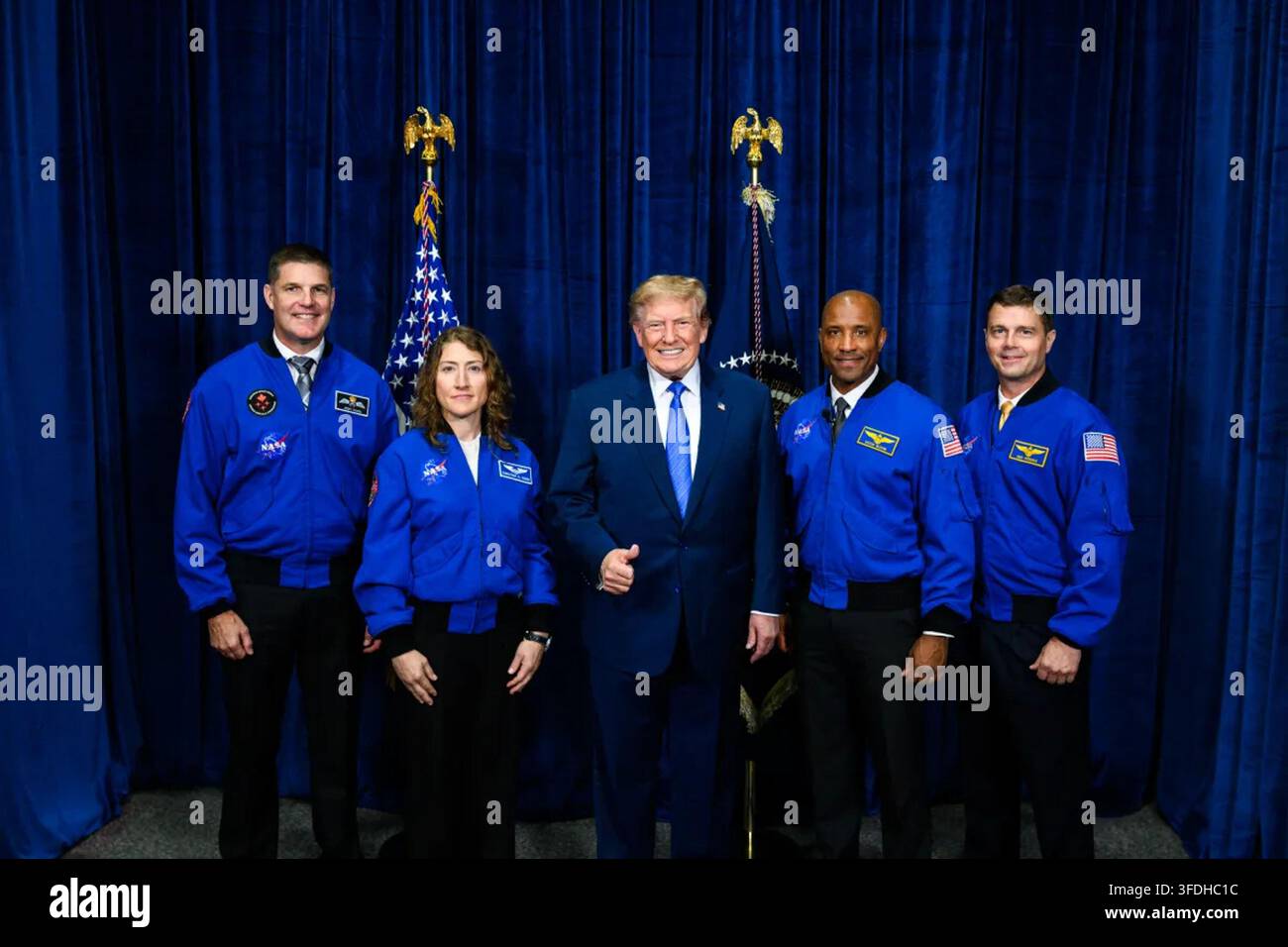 Präsident Donald J. Trump posiert mit der Artemis-II-Besatzung im Johnson Space Center der NASA in Houston, Texas, am 28. August 2026. Von links sind Astronaut Jeremy Hansen der kanadischen Raumfahrtagentur, NASA-Astronautin Christina Koch, Präsident Trump, NASA-Astronaut Victor Glover und NASA-Astronaut Reid Wiseman. Die vier Besatzungsmitglieder erhielten die Kongress-Raumfahrt-Ehrenmedaille für ihre historische Artemis-II-Mission um den Mond. Bild mit freundlicher Genehmigung des Weißen Hauses. Stockfoto