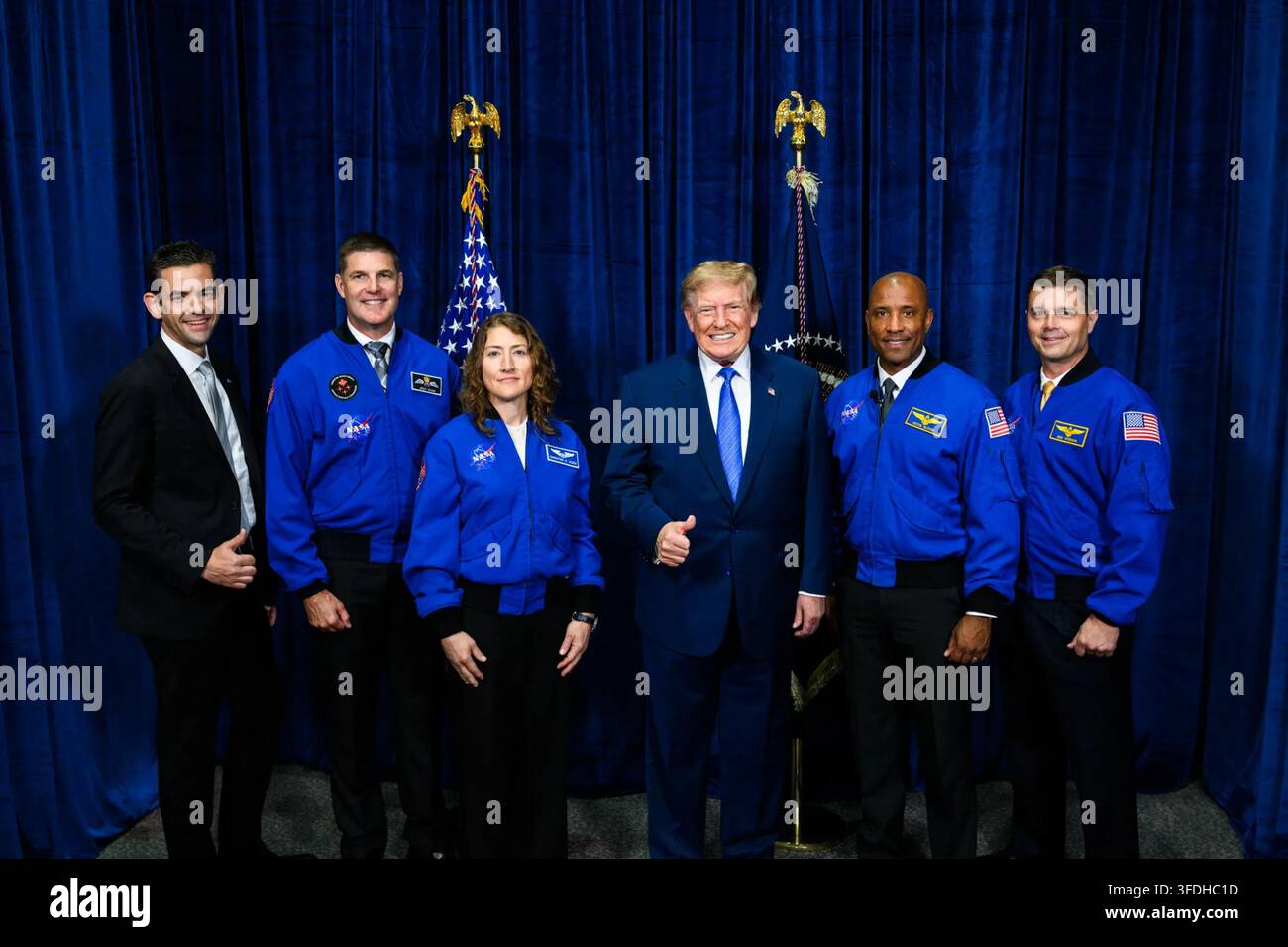 Präsident Donald J. Trump posiert mit dem NASA-Administrator Jared Isaacman und der Artemis-II-Besatzung im Johnson Space Center der NASA in Houston, Texas, am 28. August 2026. Die Artemis-II-Besatzung umfasst die NASA-Astronauten Reid Wiseman, Christina Koch und Victor Glover sowie den Astronauten der kanadischen Weltraumbehörde Jeremy Hansen, der für ihre historische Mission um den Mond die Kongress-Weltraummedaille erhielt. Bild mit freundlicher Genehmigung des Weißen Hauses. Stockfoto