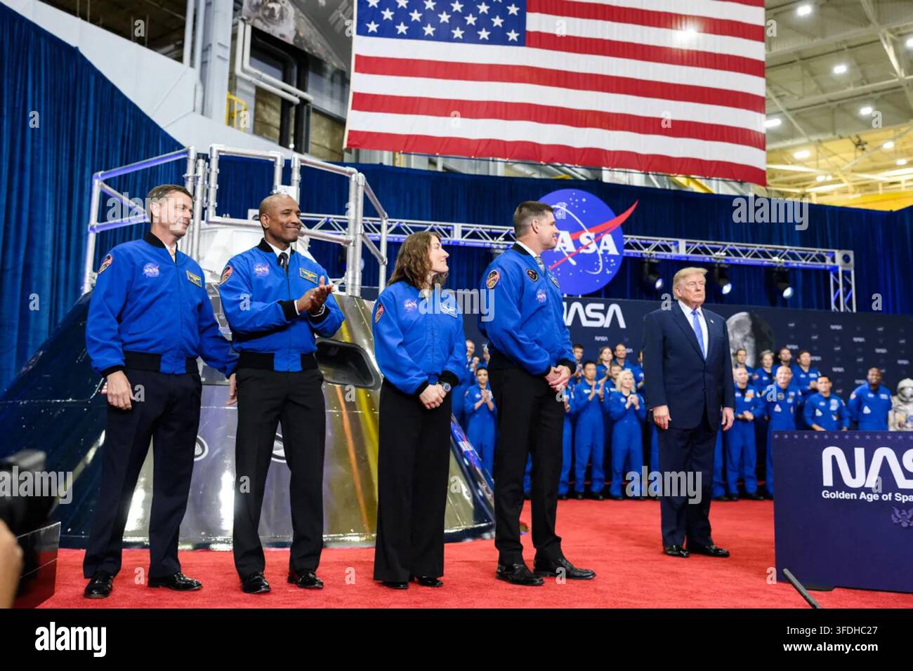 Präsident Donald J. Trump steht mit den Artemis-II-Besatzungsmitgliedern Jeremy Hansen, Victor Glover, Christina Koch und Reid Wiseman während der Congressional Space Medal of Honor Zeremonie im Johnson Space Center der NASA in Houston, Texas, am 28. August 2026. Die Artemis-II-Besatzung wurde für ihre historische Mission rund um den Mond geehrt. Bild mit freundlicher Genehmigung des Weißen Hauses. Stockfoto